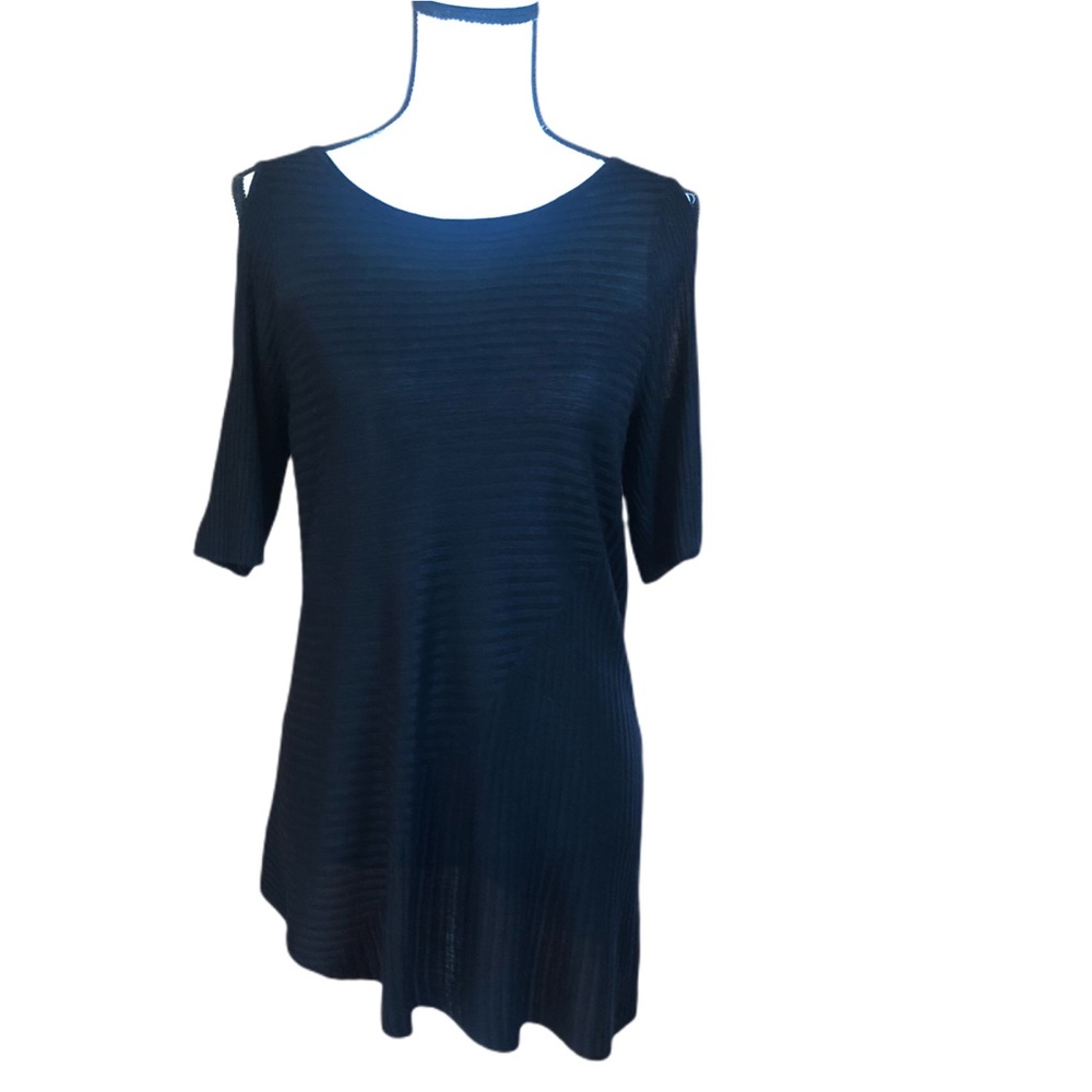 Chico’s asymmetrical ribbed cold-shoulder sleeves